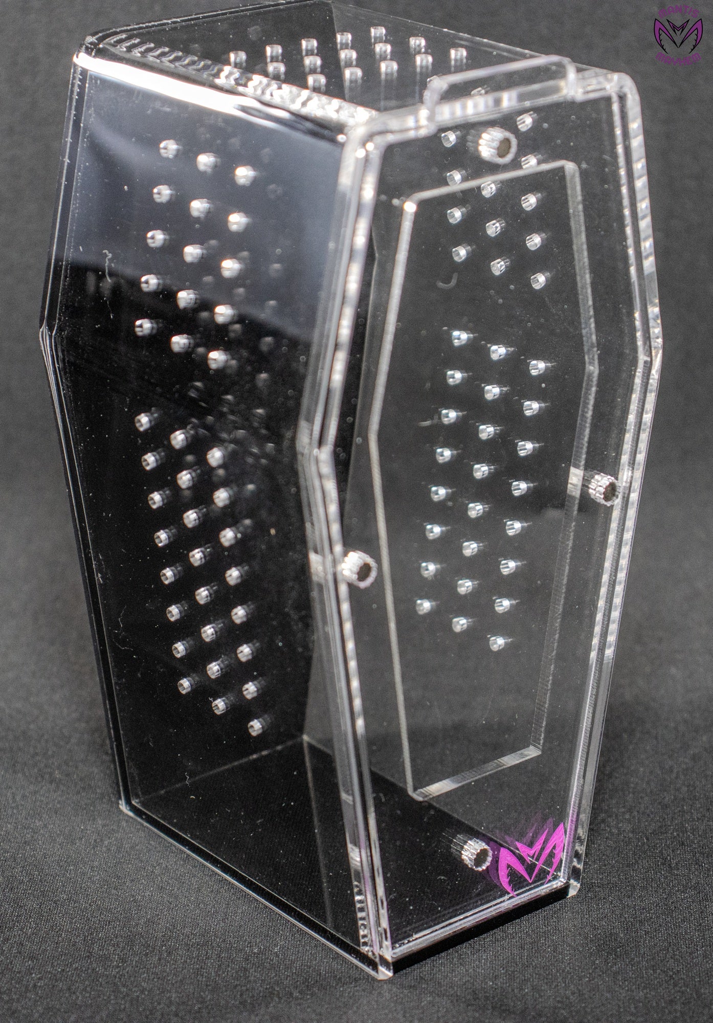 “Small black coffin spider enclosure with front-opening door”
“Vertical coffin enclosure for jumping spiders with black background”
“Compact coffin-shaped acrylic tank for arboreal inverts”
“Clear and black spider box with magnetic door and ventilation”
