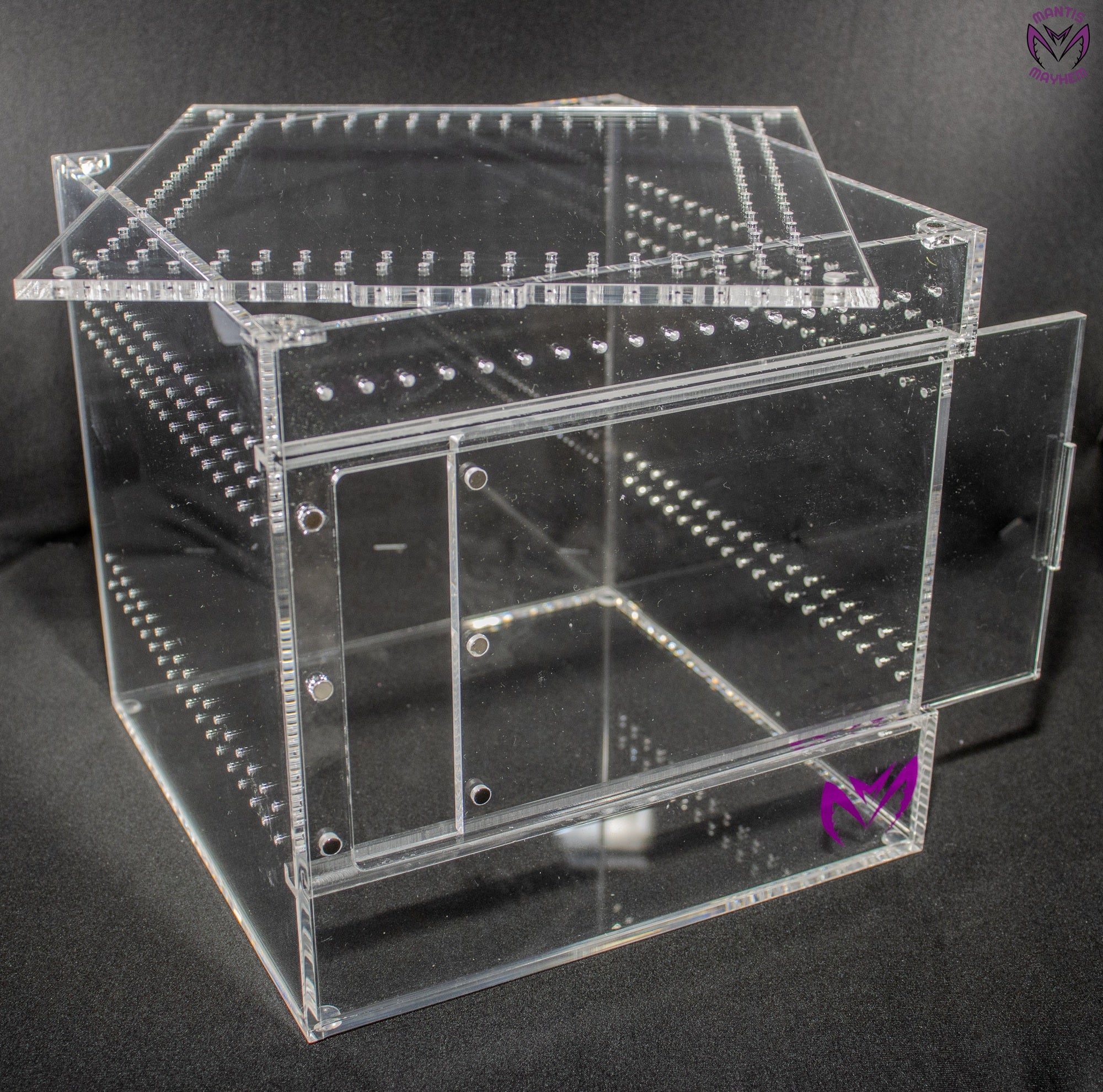 “Large 200mm terrestrial enclosure for spiders, beetles, and isopods”

“Clear acrylic invertebrate tank with sliding door and ventilation”

“Spacious display enclosure for larger ground-dwelling species”
