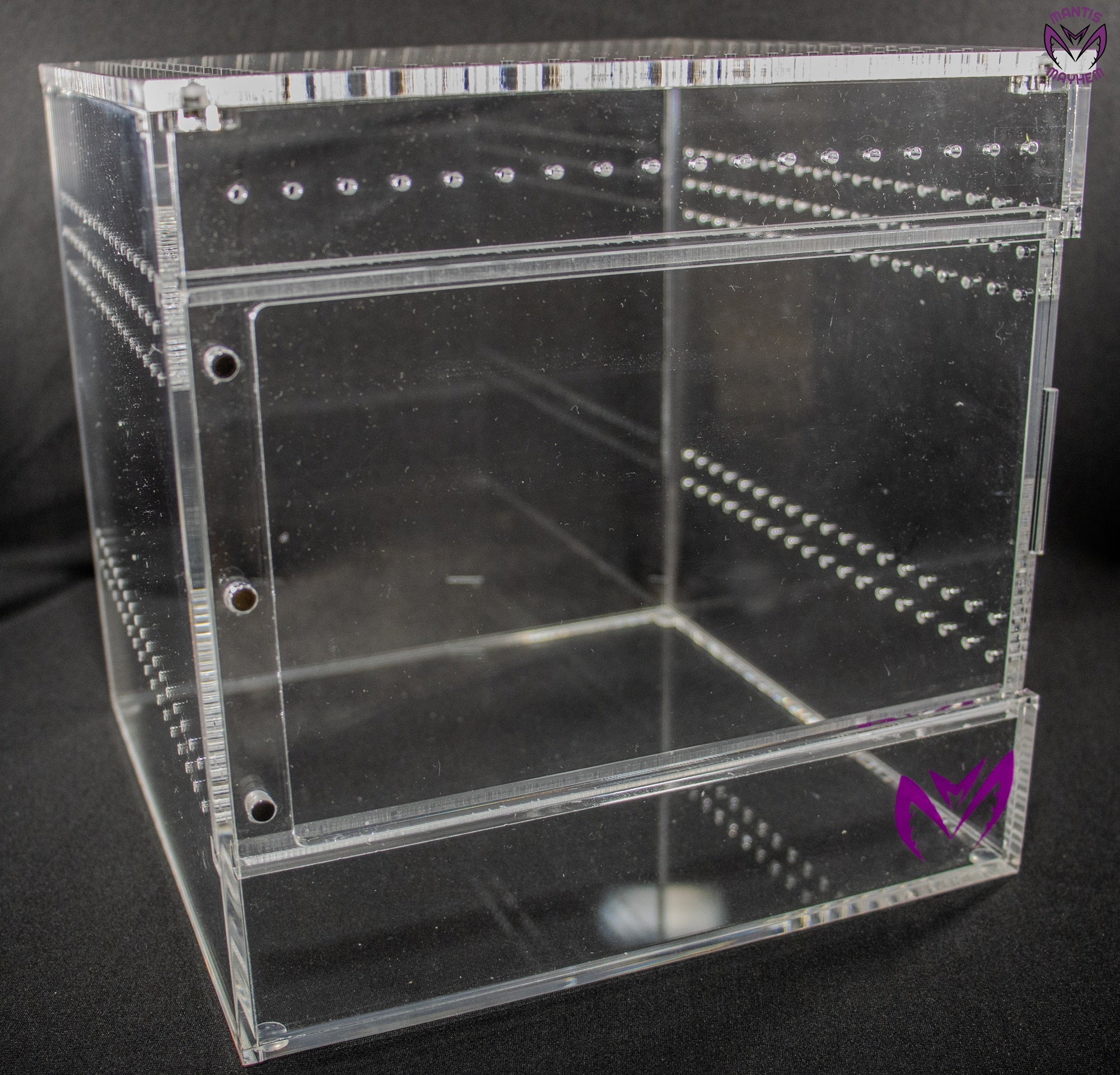“Large 200mm terrestrial enclosure for spiders, beetles, and isopods”

“Clear acrylic invertebrate tank with sliding door and ventilation”

“Spacious display enclosure for larger ground-dwelling species”