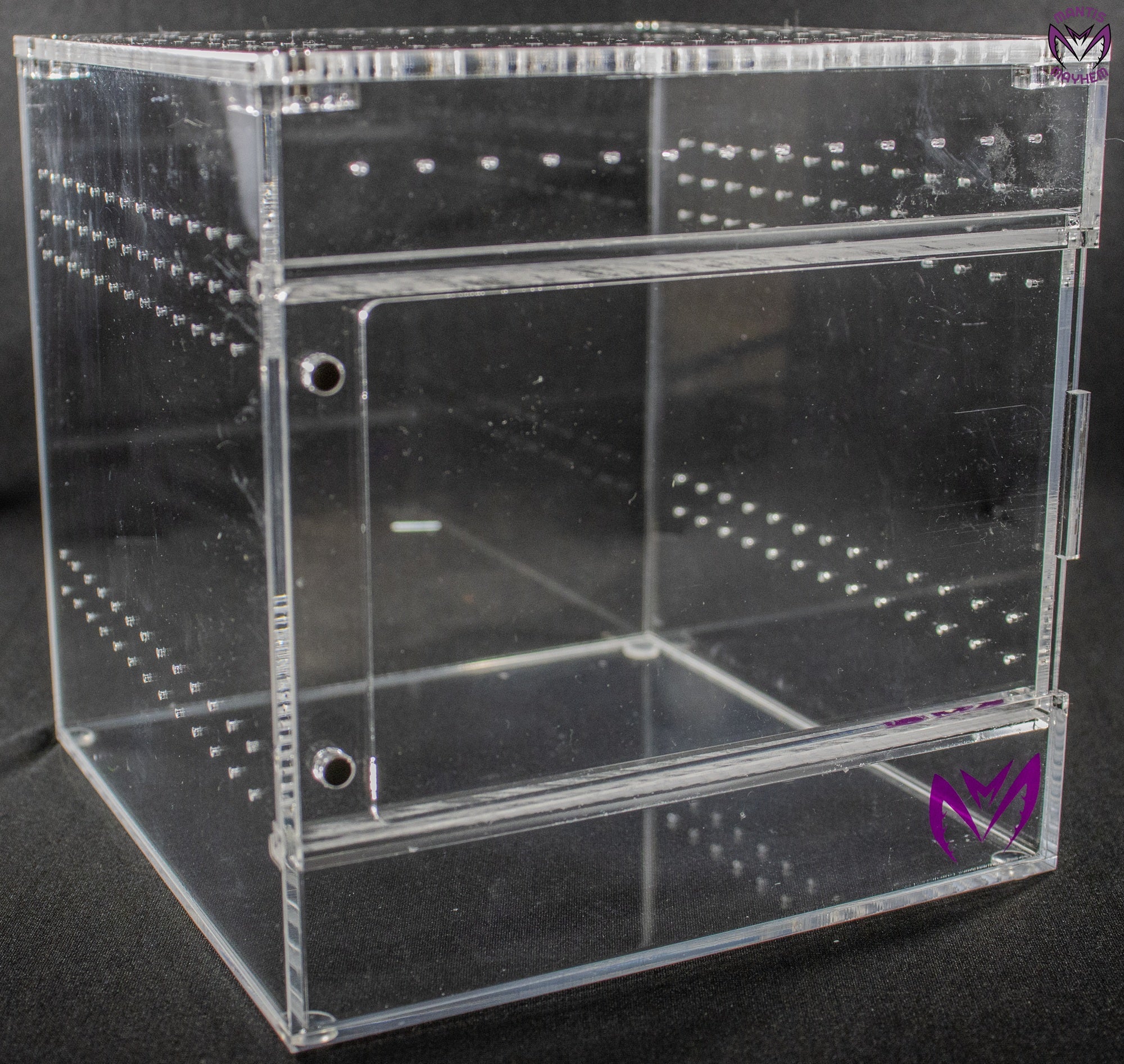 “Medium 150mm clear acrylic cube enclosure for terrestrial inverts”

“Spider enclosure with sliding door and ventilation for beetles”

“Stackable insect display box for true spiders and millipedes”