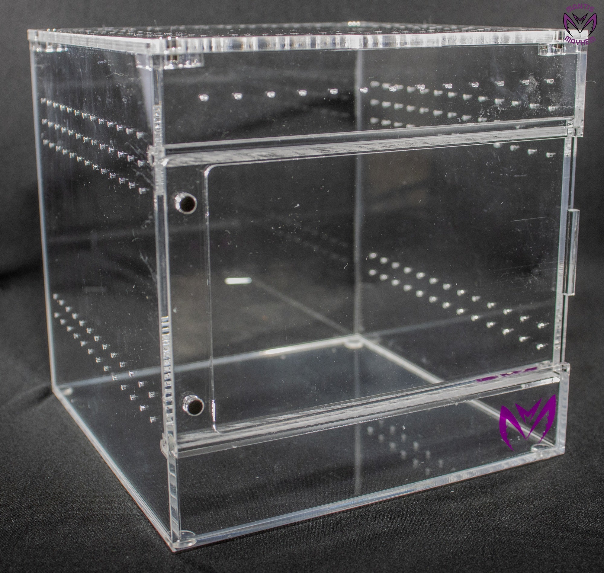 “Medium 150mm clear acrylic cube enclosure for terrestrial inverts”

“Spider enclosure with sliding door and ventilation for beetles”

“Stackable insect display box for true spiders and millipedes”
