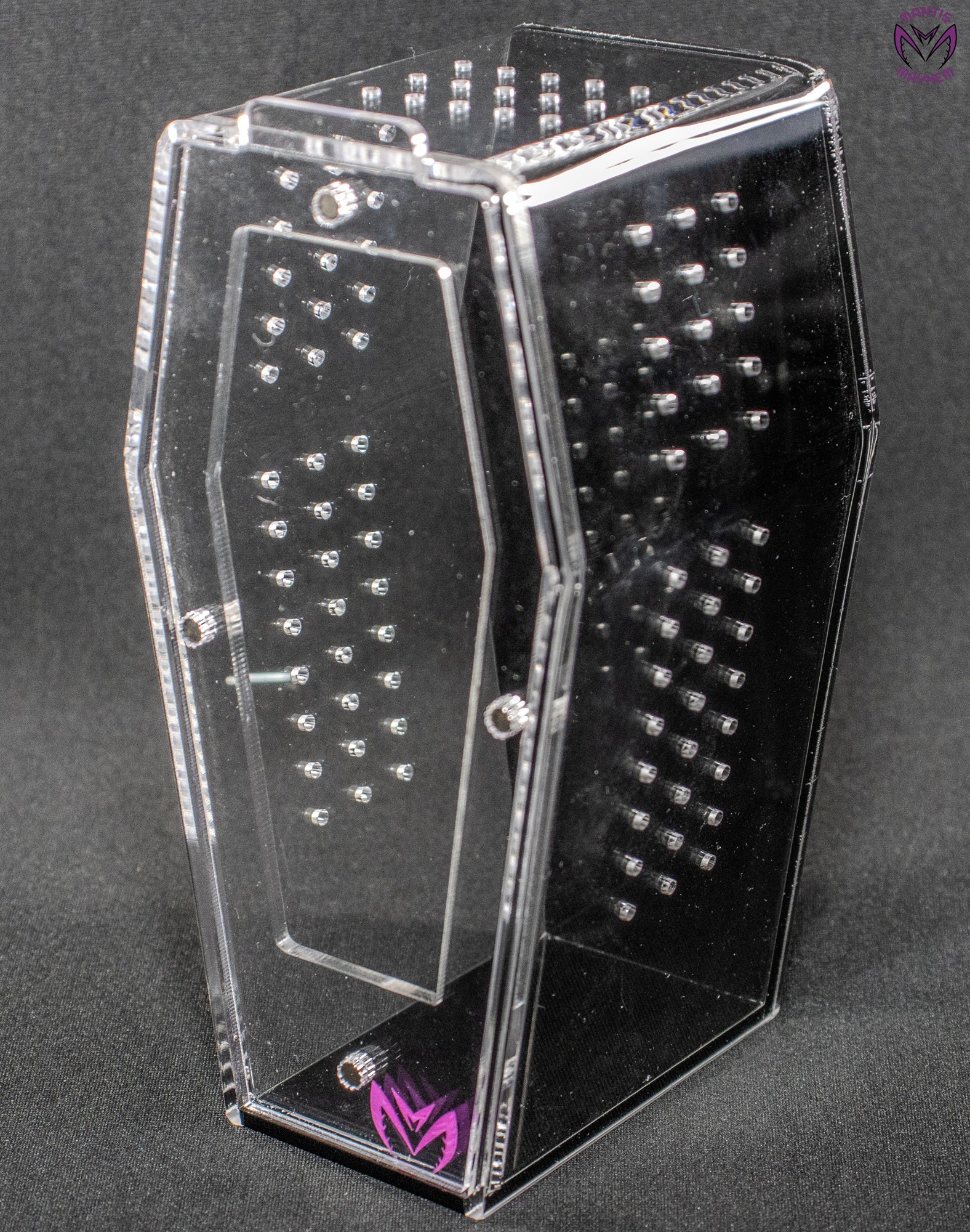“Small black coffin spider enclosure with front-opening door”

“Vertical coffin enclosure for jumping spiders with black background”

“Compact coffin-shaped acrylic tank for arboreal inverts”

“Clear and black spider box with magnetic door and ventilation”