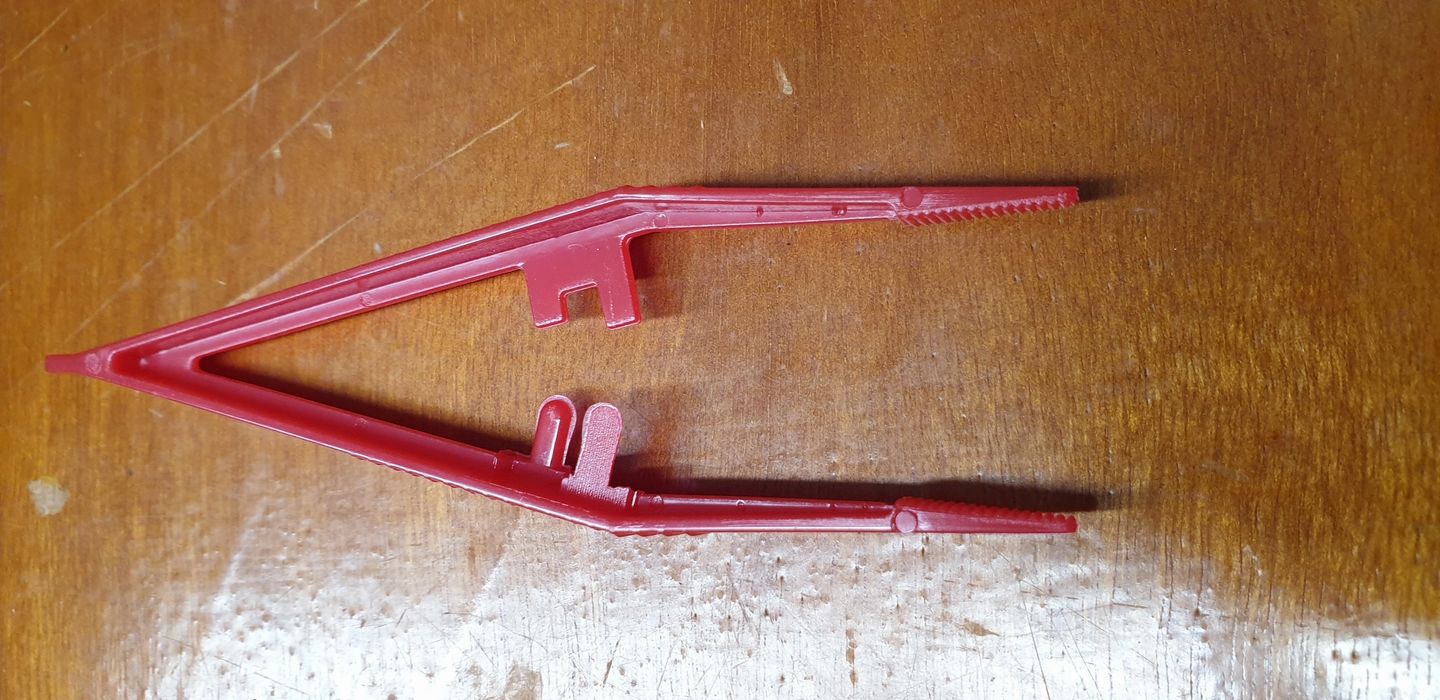 2 x Plastic Feeding Tongs
